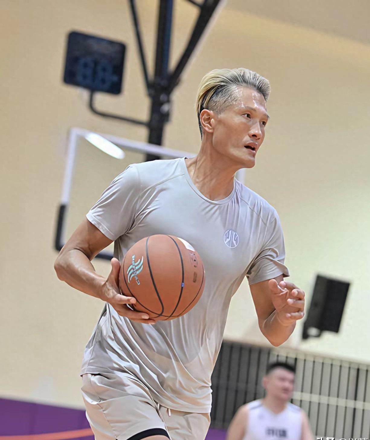 开云体育-季乐：退役后竟然当交警，曾拿3次CBA总冠军，妻子是宏远啦啦队长