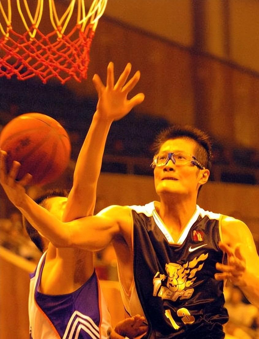 开云体育-季乐：退役后竟然当交警，曾拿3次CBA总冠军，妻子是宏远啦啦队长