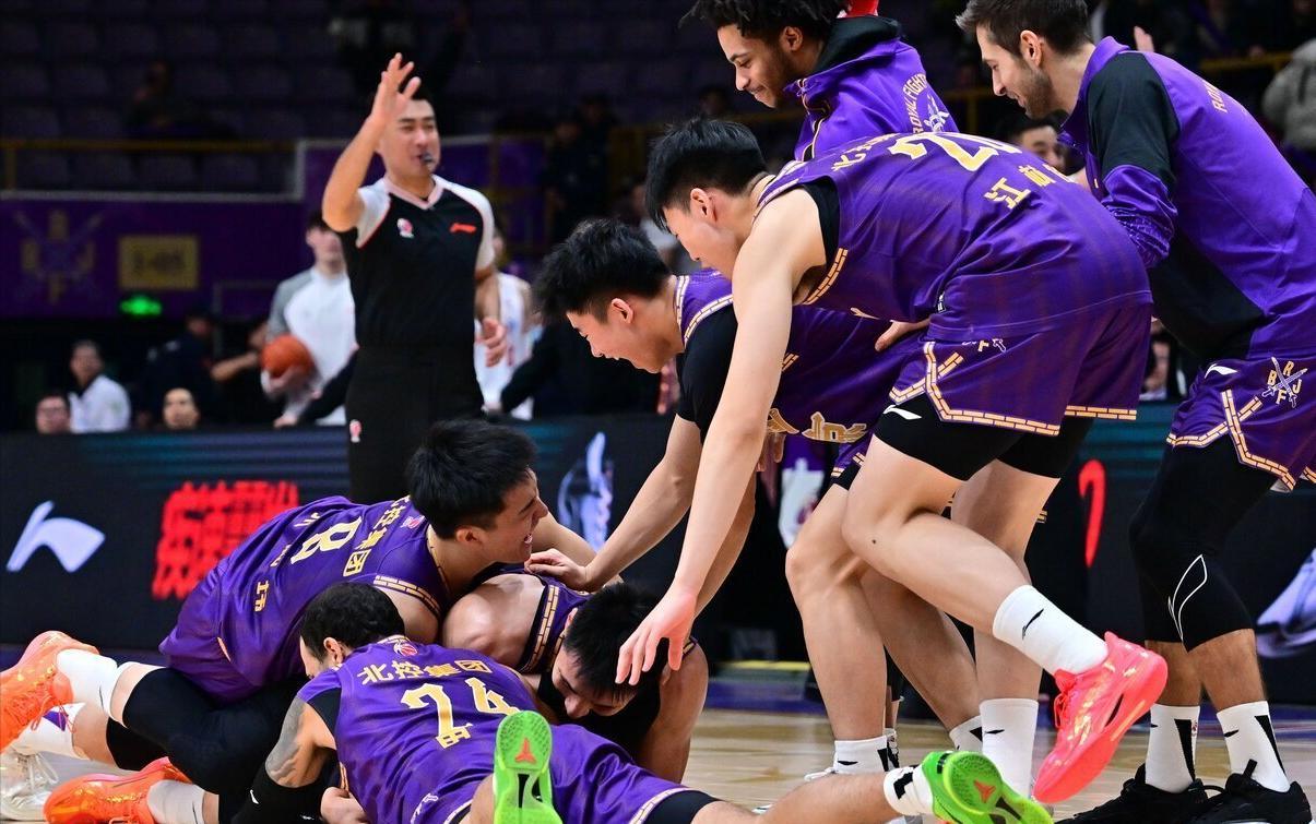 开云体育-得不偿失！北控23分输广厦，朱松玮反击摔到腰，胡金秋狂砍22+7