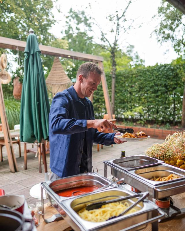 1661781556228057111.jpg 开云app-【夜读】触目惊心,5年内7位巴萨球员遭入室抢劫!