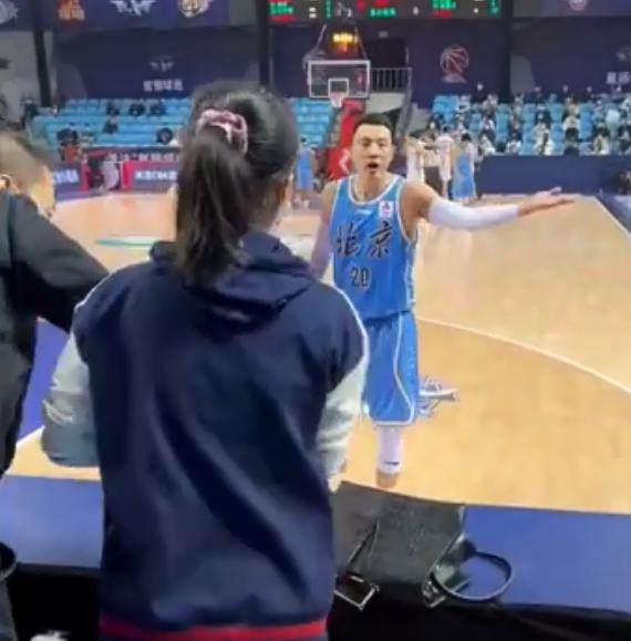 CBA媒体人斗嘴球员被取消资格 周琦曾和她对线