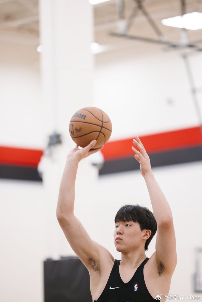 杨瀚森社媒更新休赛期训练动态：健身房苦练进行中🏋🏻