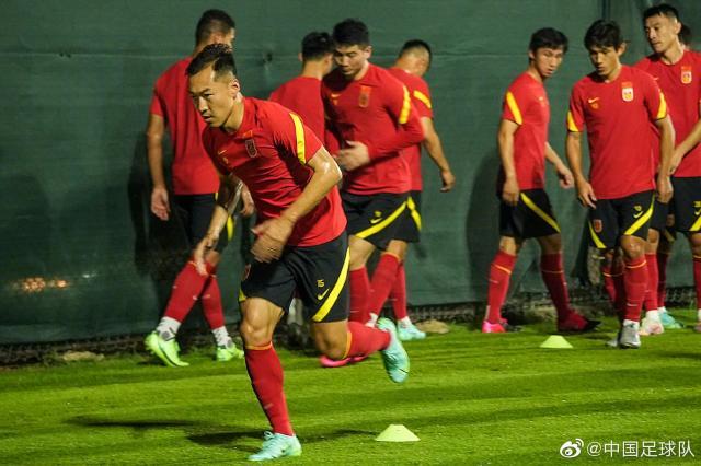 开云平台-国足沙迦一天两练 首堂场地训练课王大雷缺席